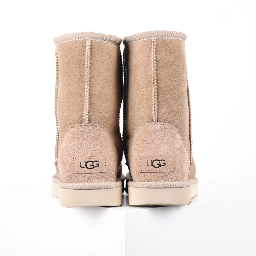 Pick up locally 💰600 Core recommended good price Cashmere insoles are a very suitable choice for keeping warm in winter and at home. In the new year, uug launched a series of styles, which are partially geared towards the preferences of young consumers and have also moved to the forefront of fashion trends. Shoe body material Water-repellent coated suede upper 17mm UGGPURE™ implanted wool insole Lightweight non-slip comfortable rubber outsole With brand LOGO Trademark Comes with a full set of packaging Size: 35 36 37 38 39 40